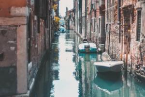 高能对决：女子足球比赛争奇斗艳